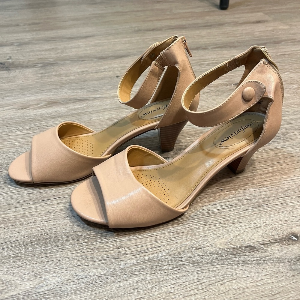 Tan Heels Comfort View. Size 8.